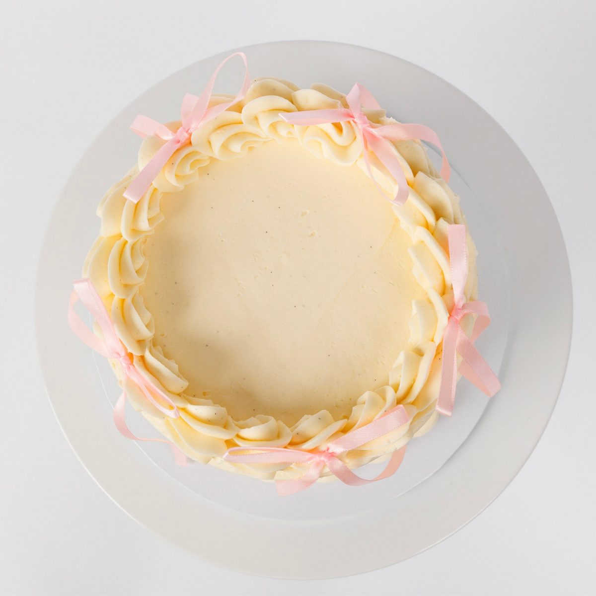 Vintage Round Cake - Ribbon